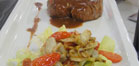 Filet au vinaigre balsamique accompagné d’une salade aux tomates cerise et artichauts