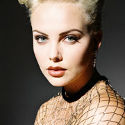 Charlize Theron : Dior la réclame encore !