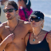 Sharon Stone et son mannequin de 27 ans à la plage Son toyboy affiche ses tablettes