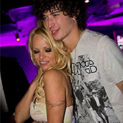 Pamela Anderson : Elle a retrouvé l'amour dans les bras de Julian Perretta !