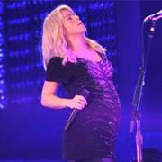 Shakira: Fière de son bidon
