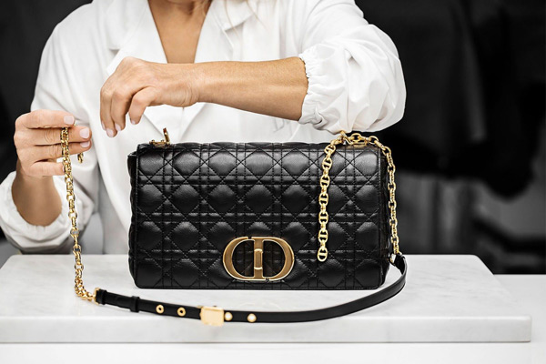 Dior devoile le nouveau Caro Bag pour le Printemps Ete 2021