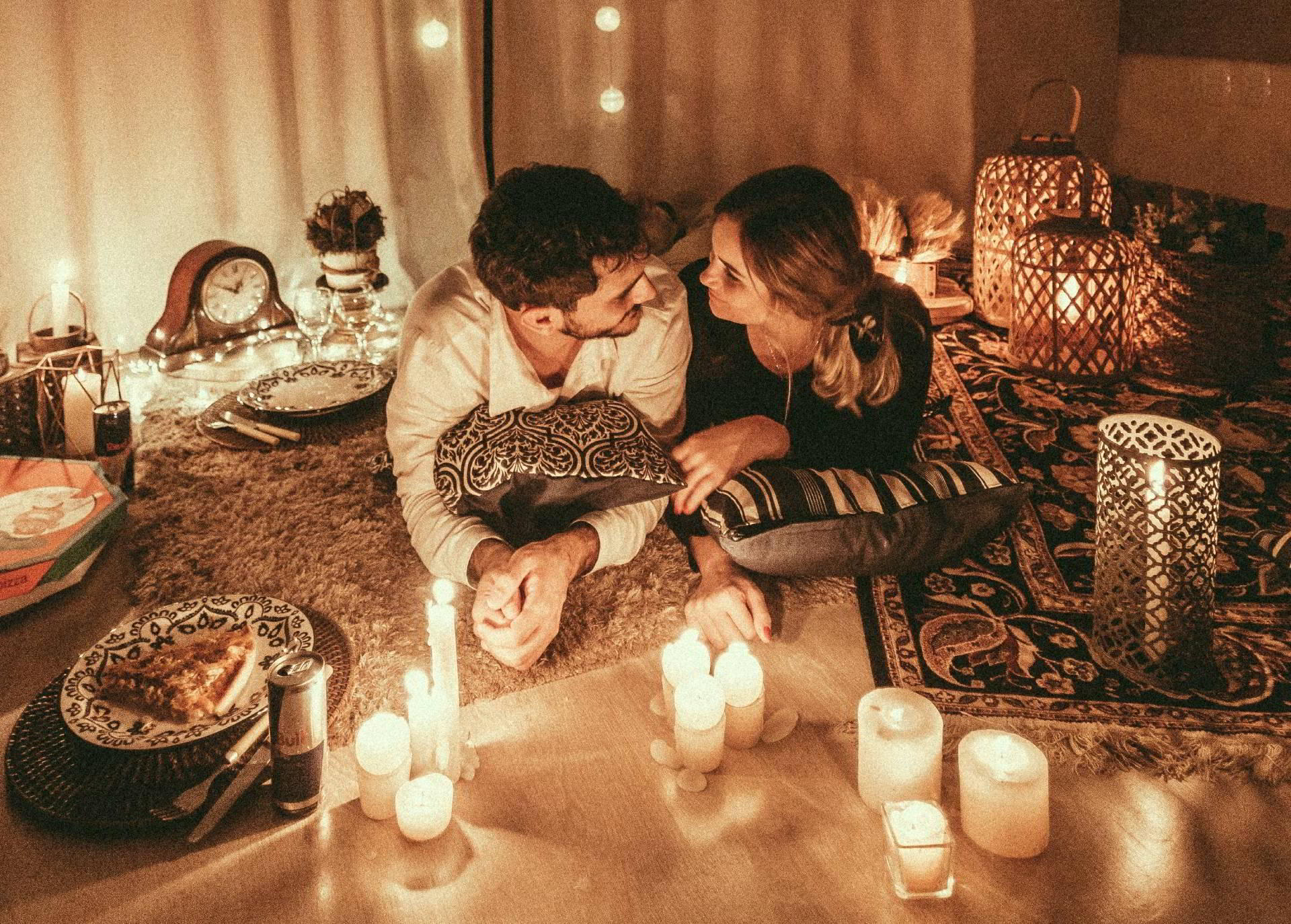 Un-couple-entoure-de-chandelles-dans-une-ambiance-romantique.jpg