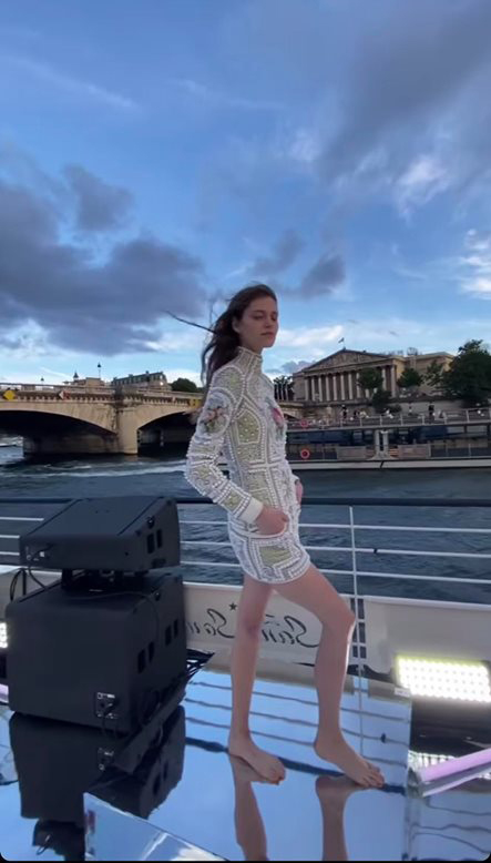 Balmain inaugure la Fashion Week Haute Couture 2020-2021 avec un défilé sur la Seine
