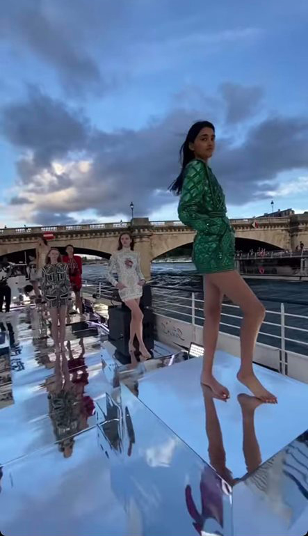 Balmain inaugure la Fashion Week Haute Couture 2020-2021 avec un défilé sur la Seine