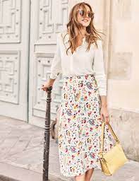Jupe midi fleurie et mocassins