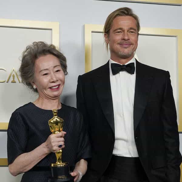 Oscars-2021-Youn-Yuh-jung-tombe-sous-le-charme-de-Brad-Pitt.jpg