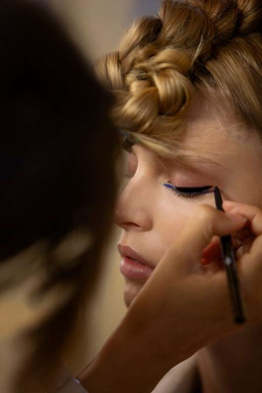 beauty_backstage_fall-winter_202122_haute_couture_collection_02.jpg