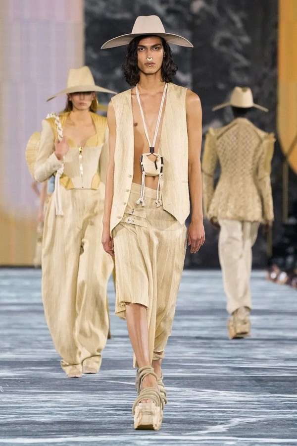 Fashion Week Paris Défilé Balmain Printemps Été 2023 Avec La