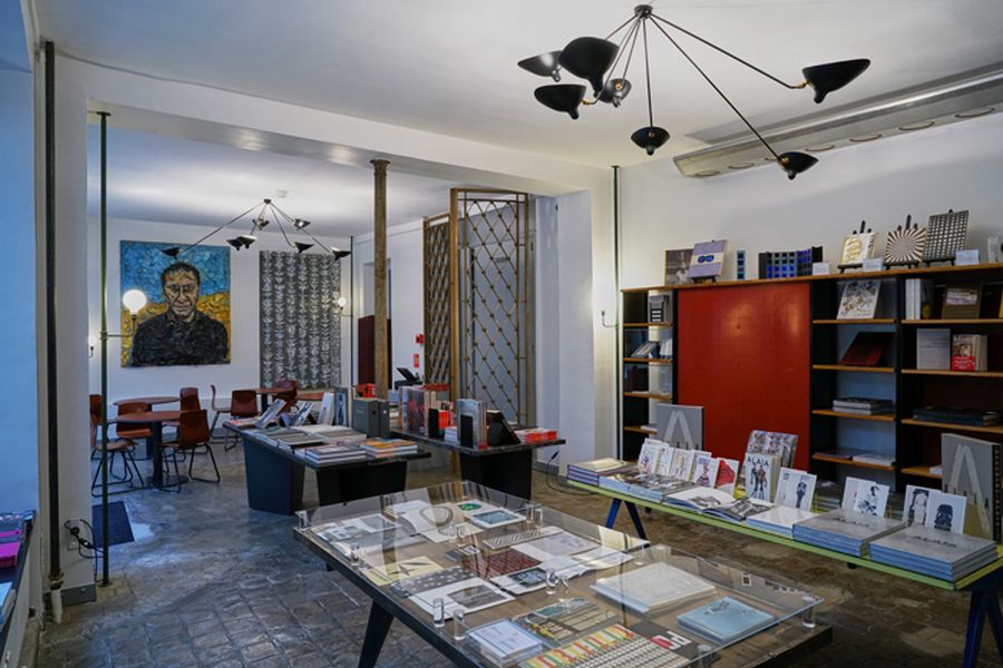La librairie Azzedine Alaͯa